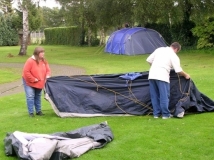 Wiebke und Reinhard mit beim Zeltaufbau