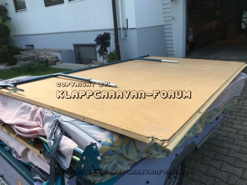 Gesamtansicht herausgebrochene Platte