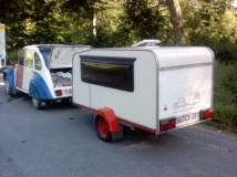Enten-Gespann mit Mini-Wohnwagen