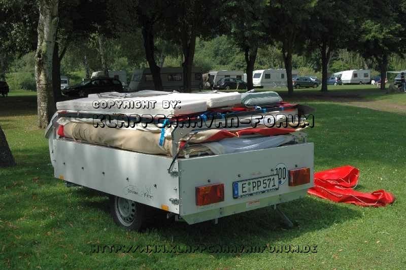 SK12 - Mit Vorzelt auf Hauptwagen falten 09