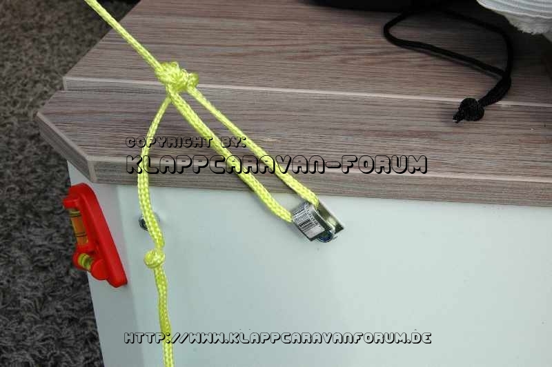 Gelbe Schnur 2 - Befestigung rechts 1