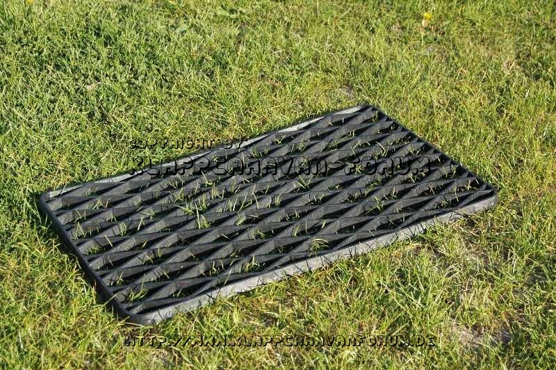 Gummimatte als Unterlage für Gasflaschen im Deichselkasten