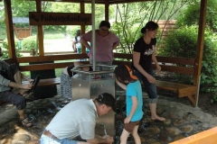 Nahe am Sommer 2010 - Barfusspfad Bad Sobernheim - Fuesse waschen