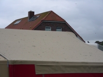 ein grünes Dach nach dem Sturm in Neuharlinersiel 2011