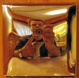 Mein offizielles Caravan-Salon-2006-Bild - Spiegelung auf einer goldenen Steckdosenabdeckung